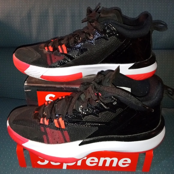 NIKE AIR JORDAN ZION 1 (GS) BLACK-BRIG CRIMSON: DA3131-006: SZ 7Y/8.5W - Picture 2 of 11